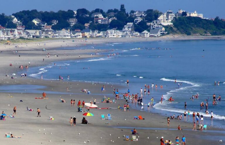 Nantasket Beach Webcam showing a crowded beach.